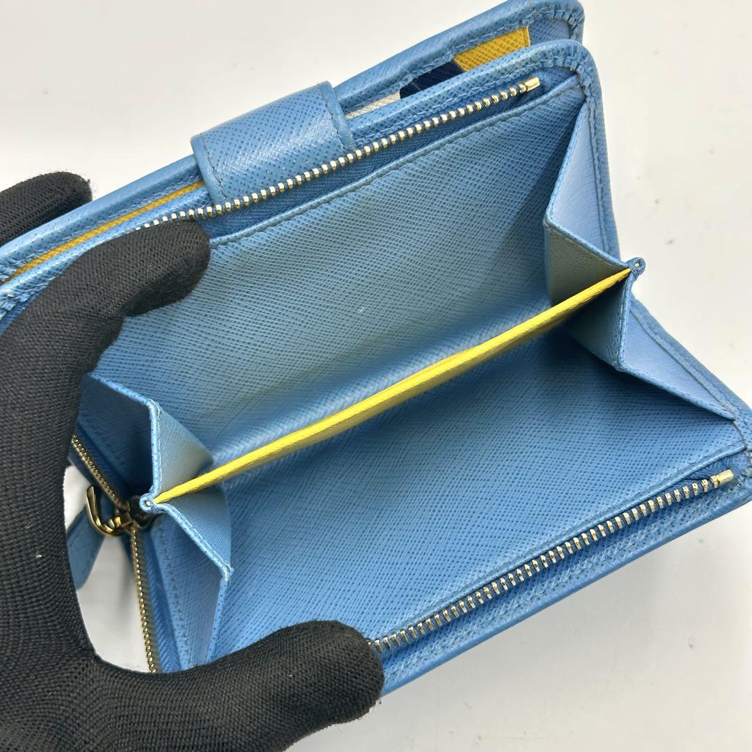 プラダ 二つ折り財布 サフィアーノレザー 水色 カード収納 コンパクトウォレット
