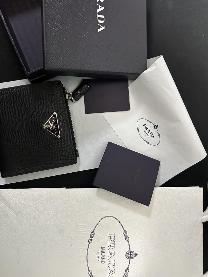 PRADA ブラック レザー 二つ折り財布　コンパクト