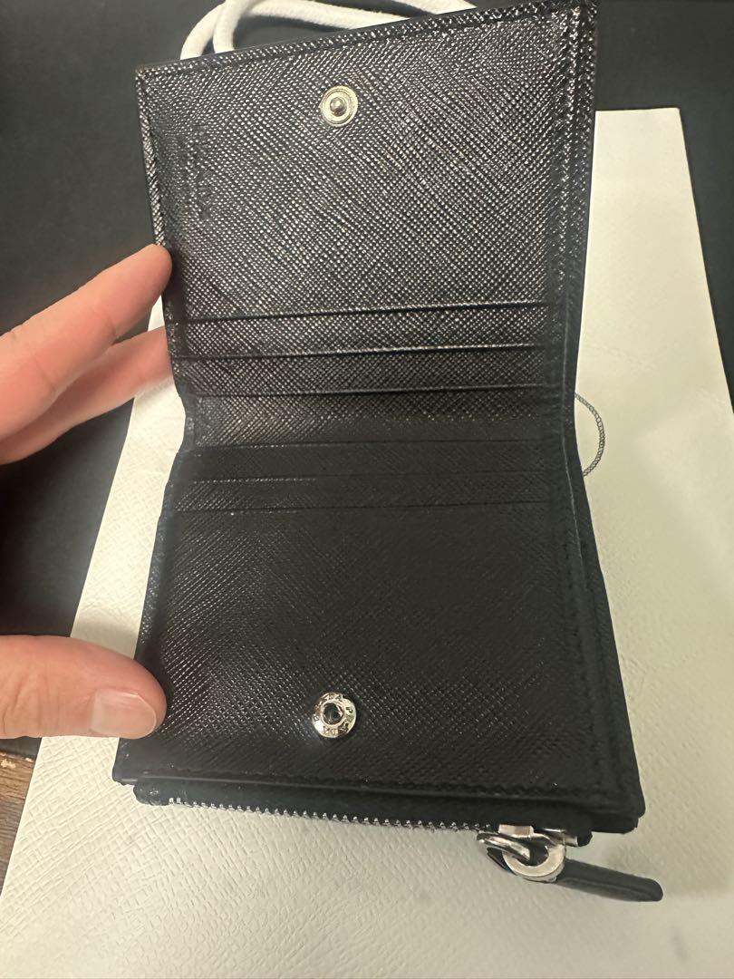 PRADA ブラック レザー 二つ折り財布　コンパクト