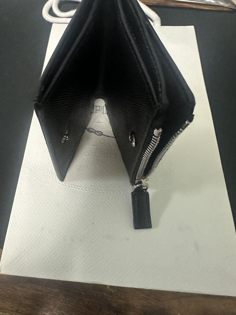 PRADA ブラック レザー 二つ折り財布　コンパクト