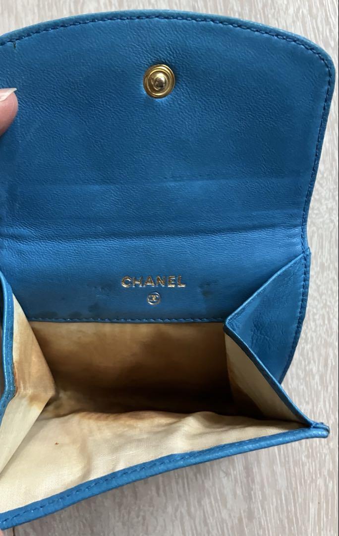 ☆復刻版デザイン☆【CHANEL】エンボス加工ロゴ 2つ折り財布 ⭐️CHANEL⭐️青いレザー二つ折り財布 エンボスロゴ 小物