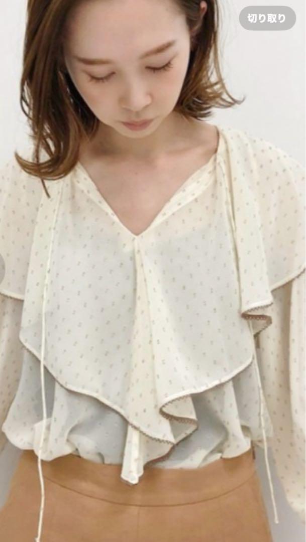 郵送買取 新品5台以上送料無料キャンペーン中！！  IENA LA BOUCLE カットジャガード ラッフルブラウス - メルカリ シャツ/ブラウス(長袖/七分)