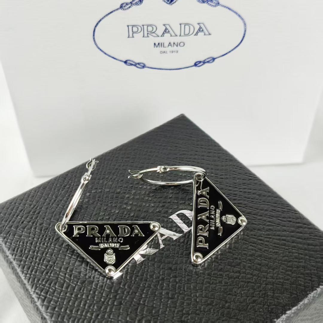 PRADA 三角形チャーム ブラック ピアス 両耳 プラダ