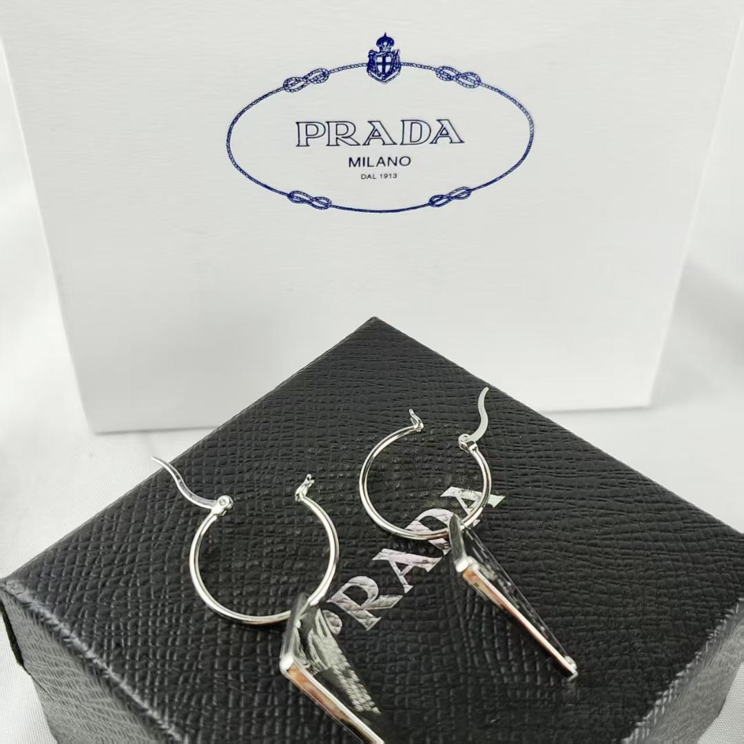 PRADA 三角形チャーム ブラック ピアス 両耳 プラダ
