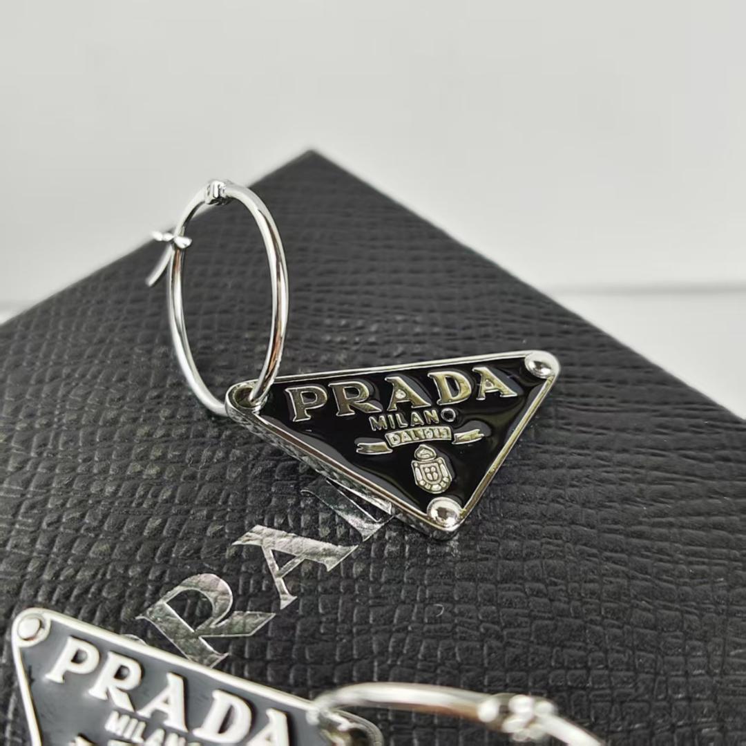 PRADA 三角形チャーム ブラック ピアス 両耳 プラダ