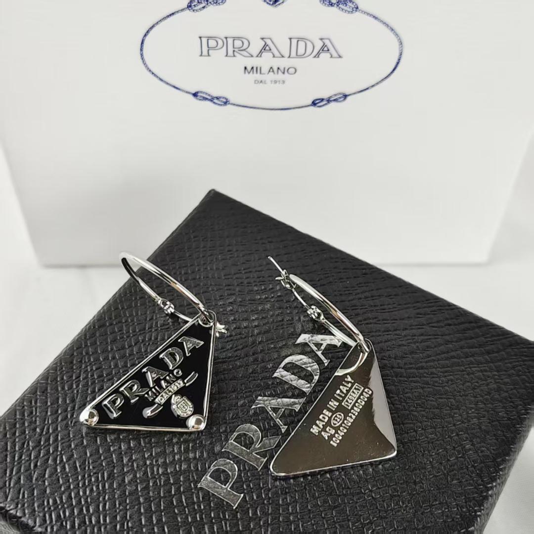 PRADA 三角形チャーム ブラック ピアス 両耳 プラダ