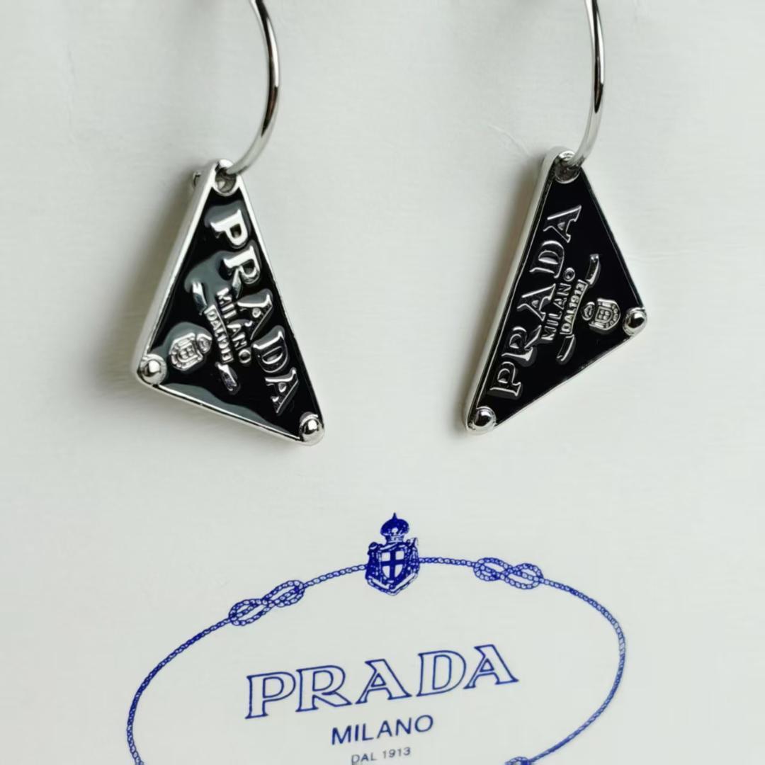 PRADA 三角形チャーム ブラック ピアス 両耳 プラダ
