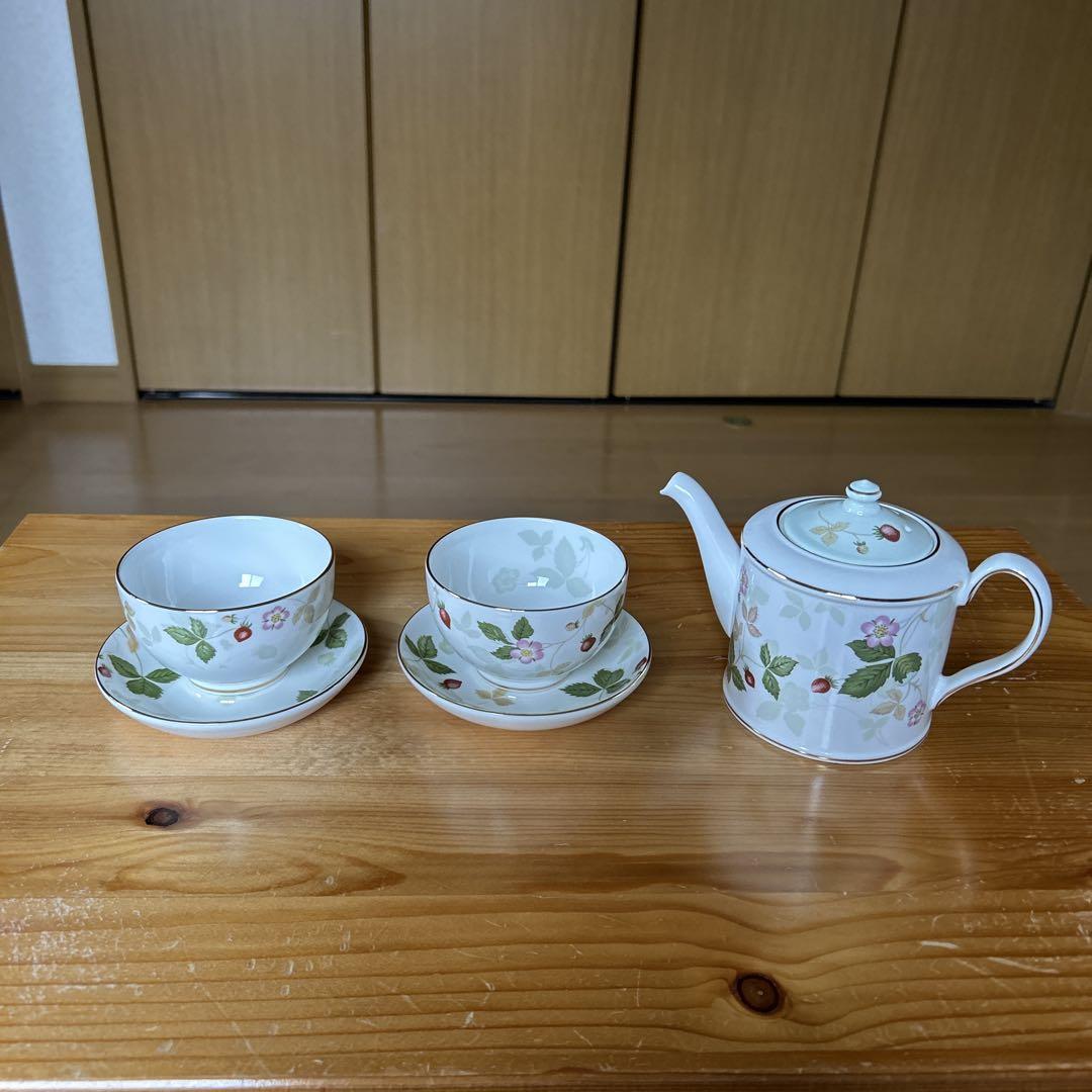 ウエッジウッドの陶磁器花柄ティーポットとカップセット