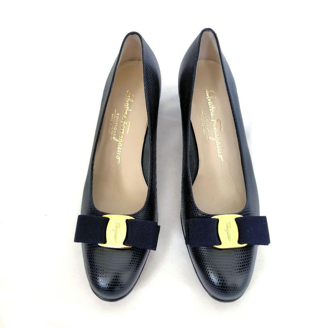 極美品❤箱付☆フェラガモ【Ferragamo】ヴァラ リザード型押 パンプス 紺
