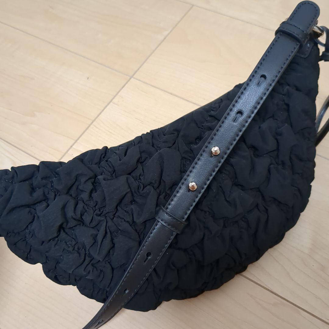【美品】チャールズアンドキース　 ニタ ナイロンルーシュドクロスボディバッグ 美品】チャールズアンドキース ニタ ナイロンルーシュドクロス