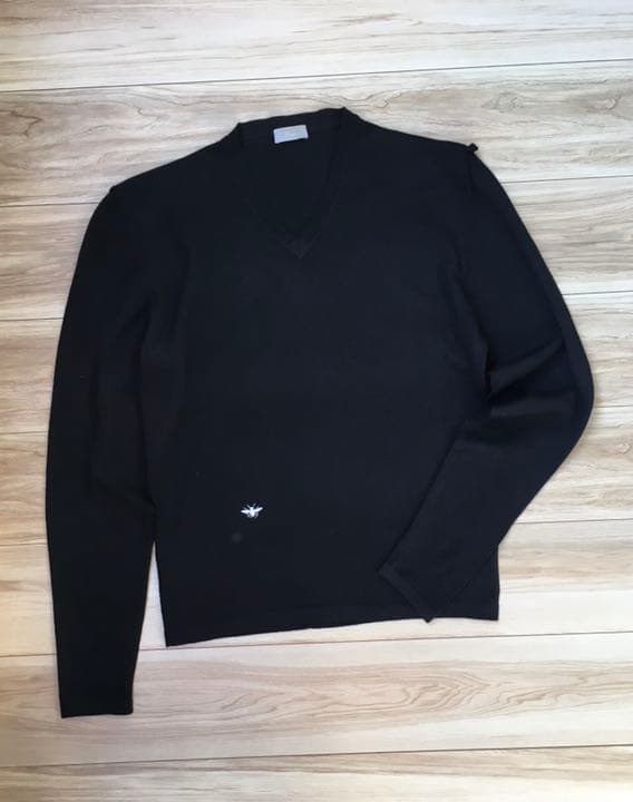 ブランドアイコン」になっている蜂刺繍入り「ディオール・オム」V