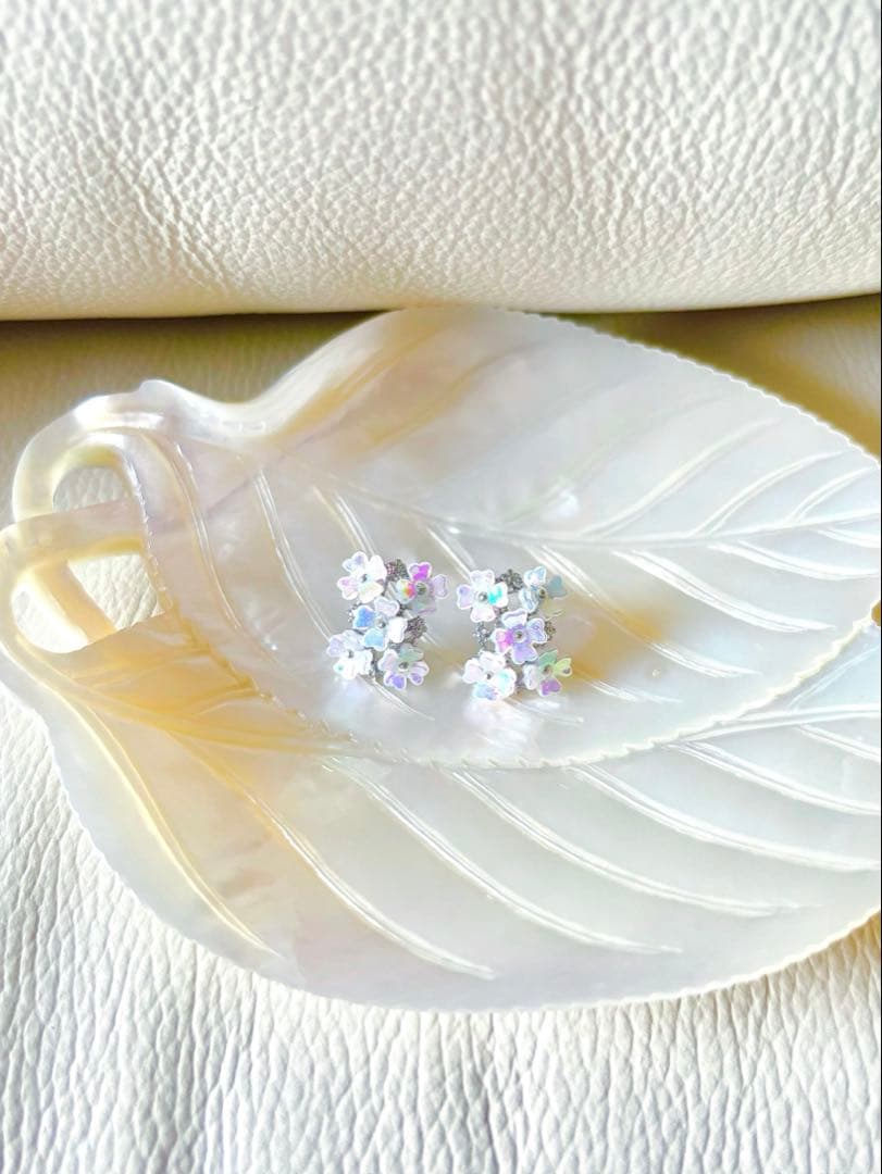 ヴィンテージ　オーロラシファー色　シェルフラワー　ビーズのピアス　レクタングル