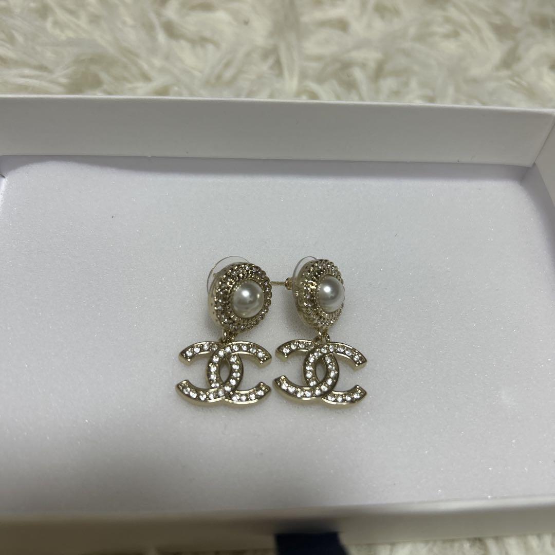 CHANEL パール付きピアス CHANEL ゴールドスタッドピアス パール付き美品 - メルカリ