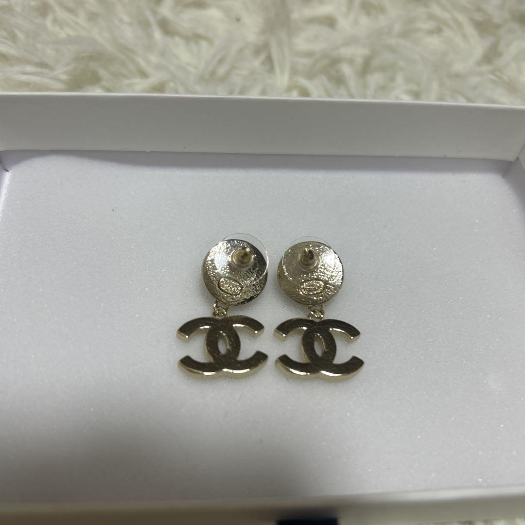 CHANEL パール付きスタッドピアス　シャネル　アクセサリー CHANEL ゴールドスタッドピアス パール付き美品 - メルカリ
