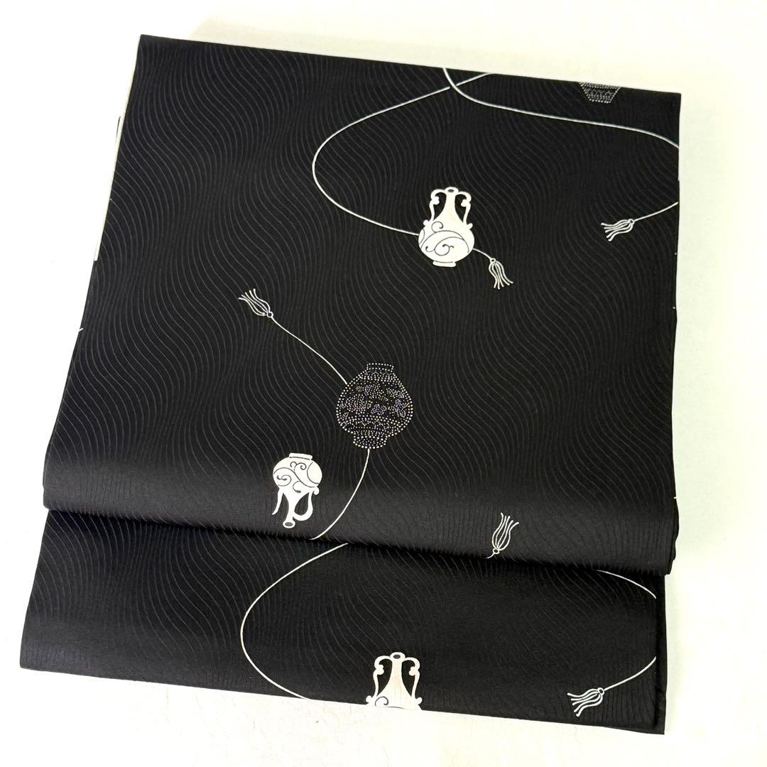 【名古屋帯】　開き仕立て　黒色　紐と花瓶　正絹　 シック　モード　K