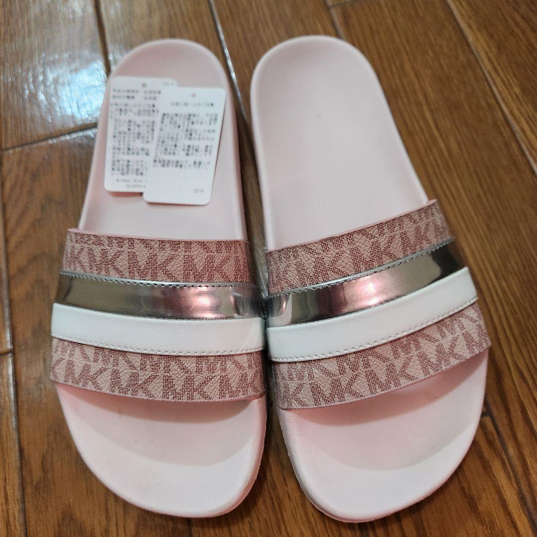 ☆マイケルコースのロゴ入りピンクのサンダル美品 24cm☆