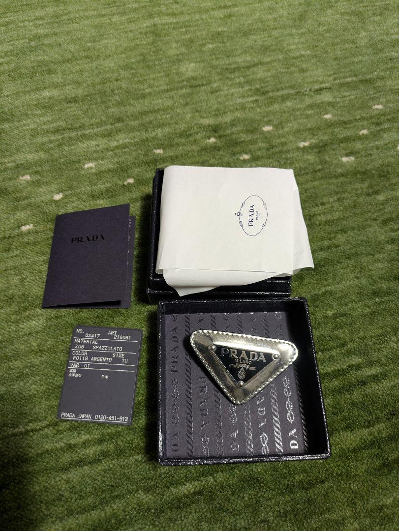 PRADA 三角形ブローチ