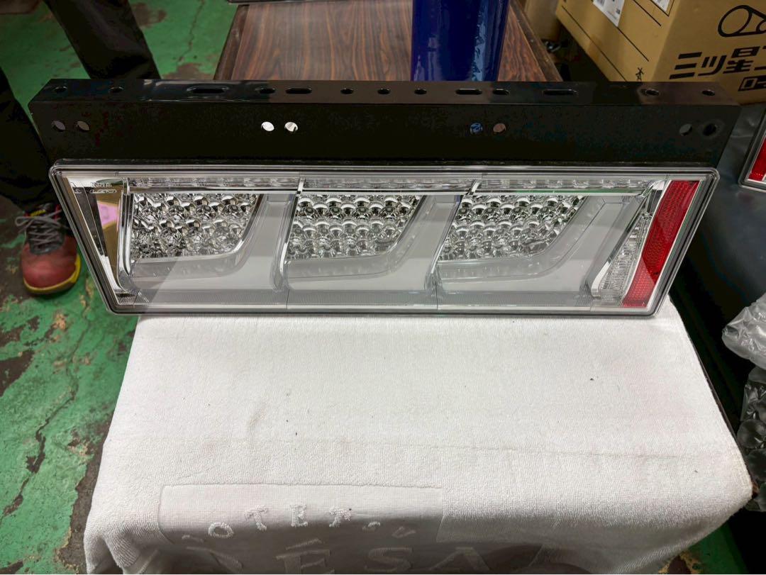 小糸　LED テールランプ　KOITO 3連タイプ　ノーマルターン　左右　④