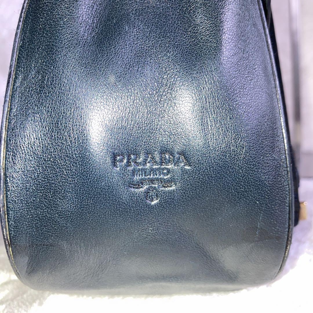 高級　PRADA ショルダーバッグ　ラムスキン　ゴールド金具　ロゴ刻印　濃紺