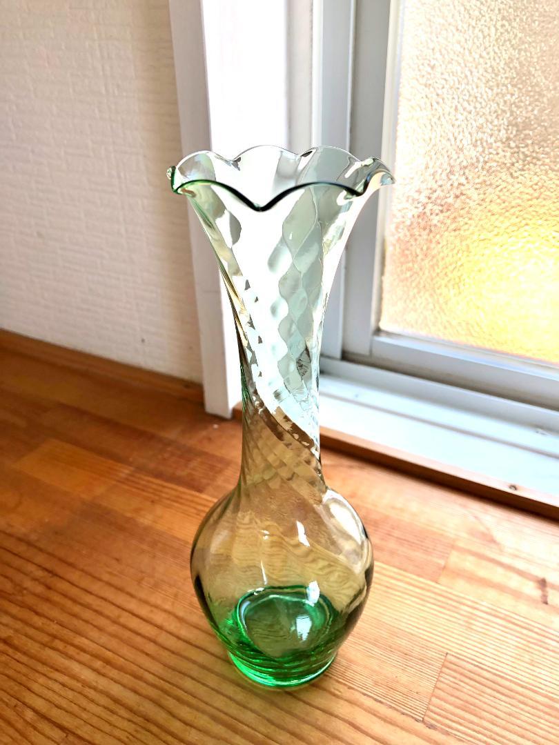 【アンティーク】淡いグリーン ガラス フラワーベース 花瓶 インポート品