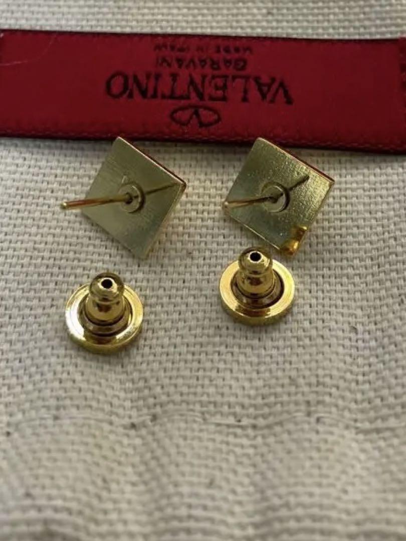 VALENTINO ゴールド ピラミッド型 ピアス