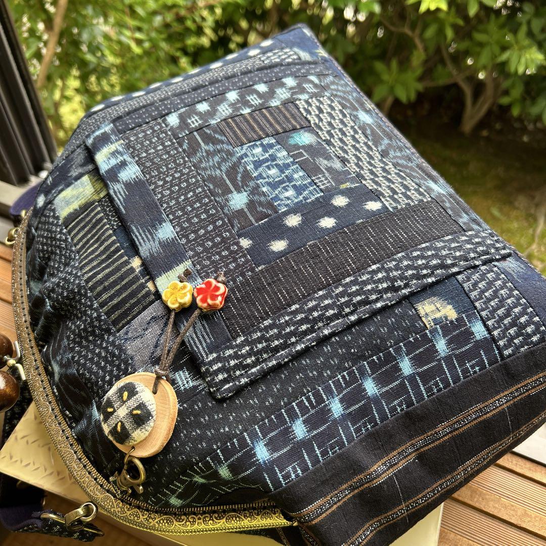 絣のパッチワーク大きながま口丸ショルダー (*´꒳`*)ショルダー紐とチャーム付