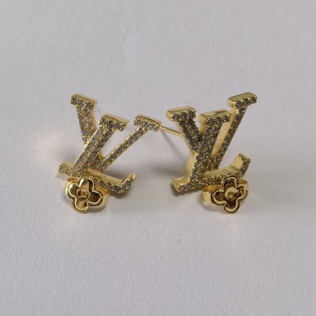 Louis Vuitton ロゴ入り木製スタッドピアス ルイ・ヴィトン ロゴ スタッドピアス - メルカリ