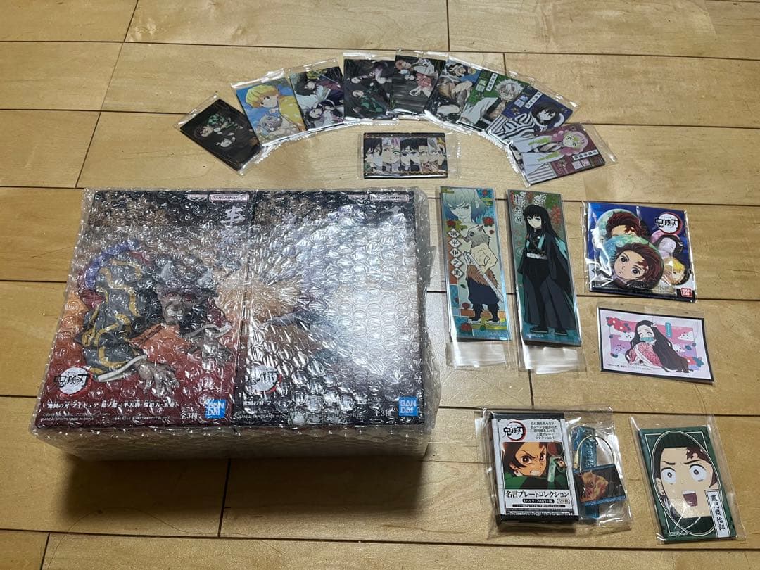 鬼滅の刃 フィギュアセット 缶バッジ キーホルダー カード シール