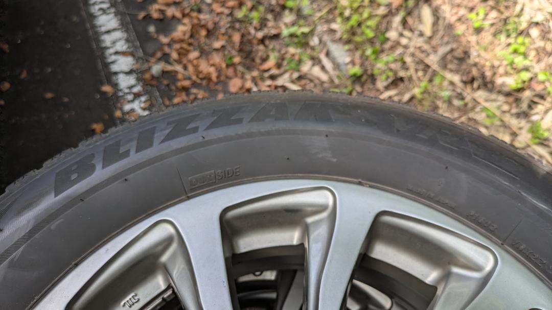タイヤ・ホイール 16x6.5J BALMINUM BLIZZAK VRX2 215/60R16