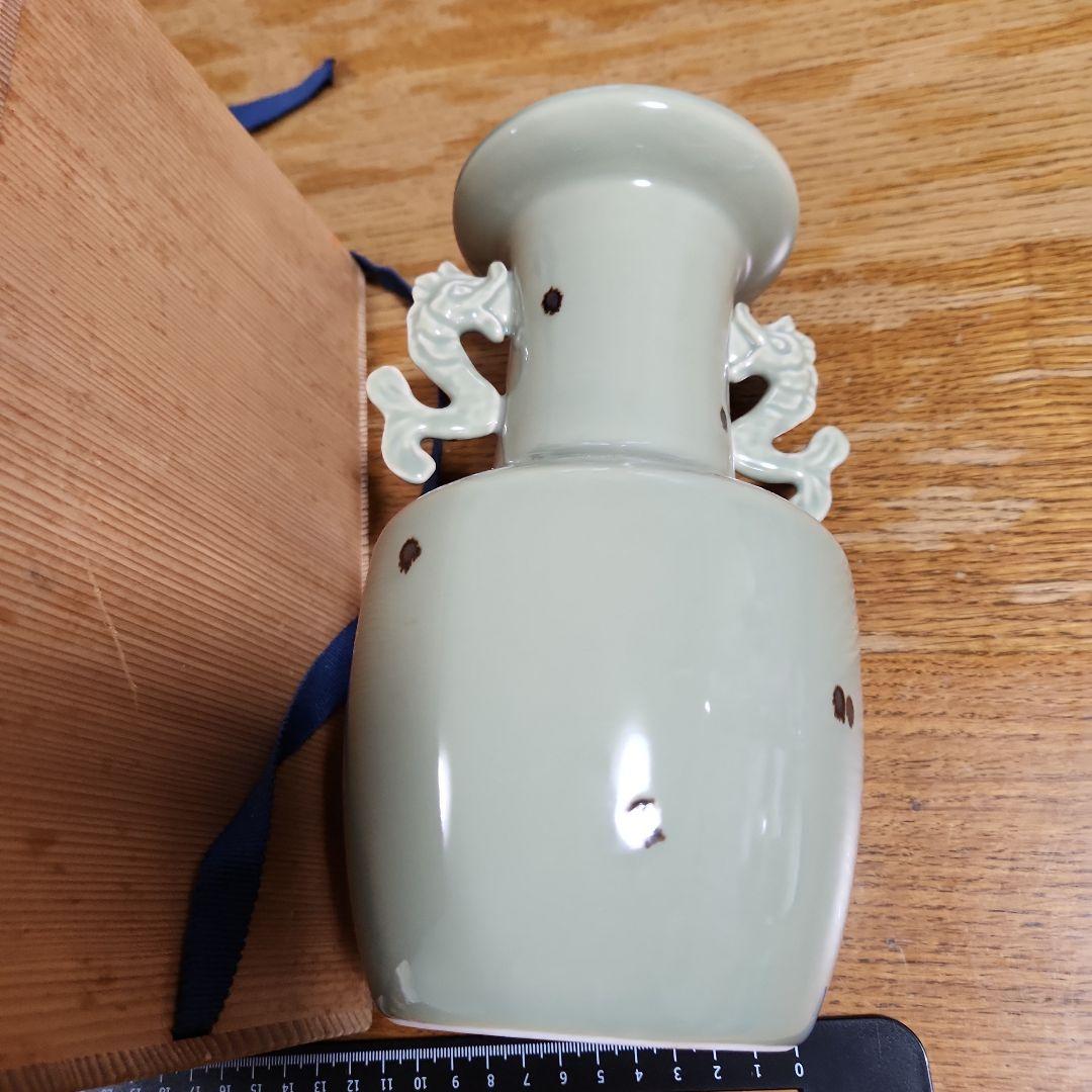 ドラゴンハンドル付き陶器花瓶　青磁