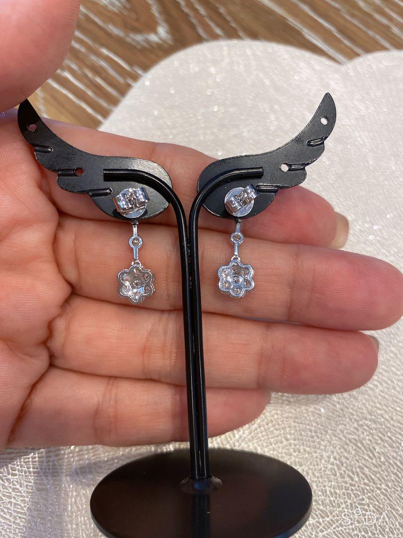 K18WG フラワーモチーフ　ミル打ち　ダイヤモンド　ピアス