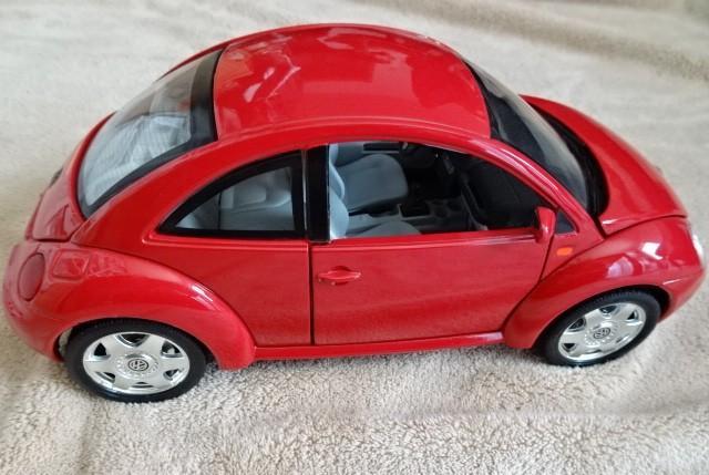 Volkswagen ニュービートル ミニカー 約1/18【Bburago製】
