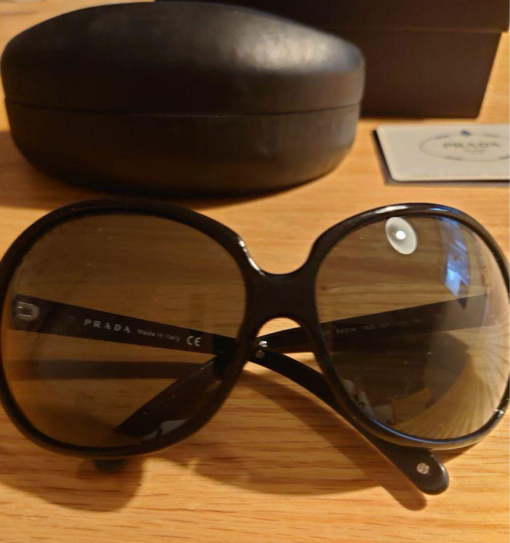 サングラス PRADA ロゴ入り 箱付き ケース付き