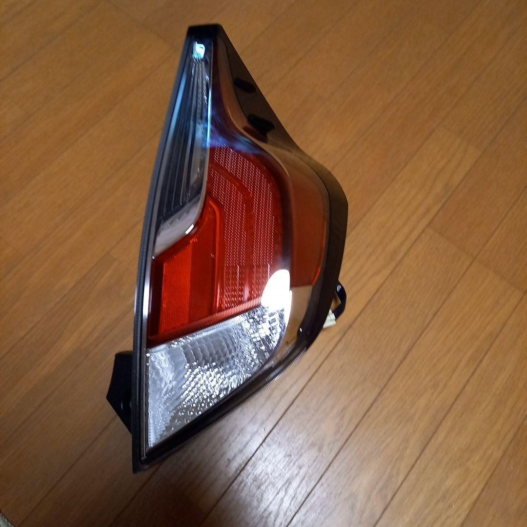 トヨタアクア純正右側テールランプ