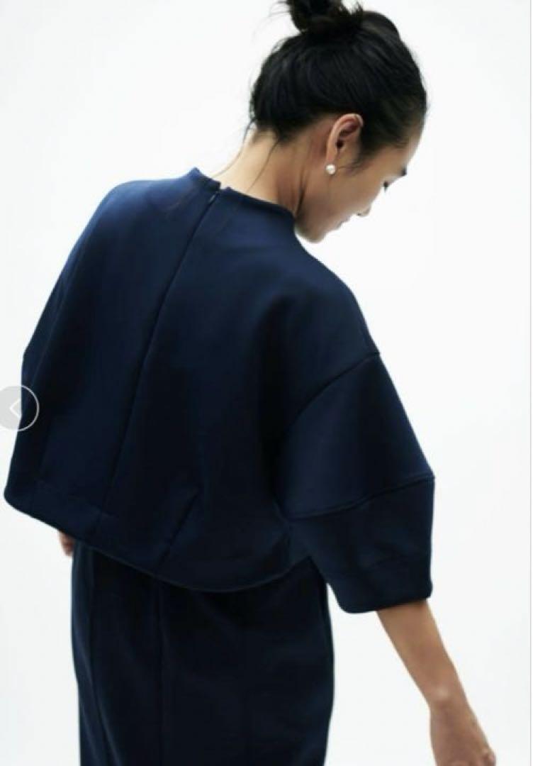 emmi × 金子綾 ダンボールクロップド丈トップス ブラック 画像2
