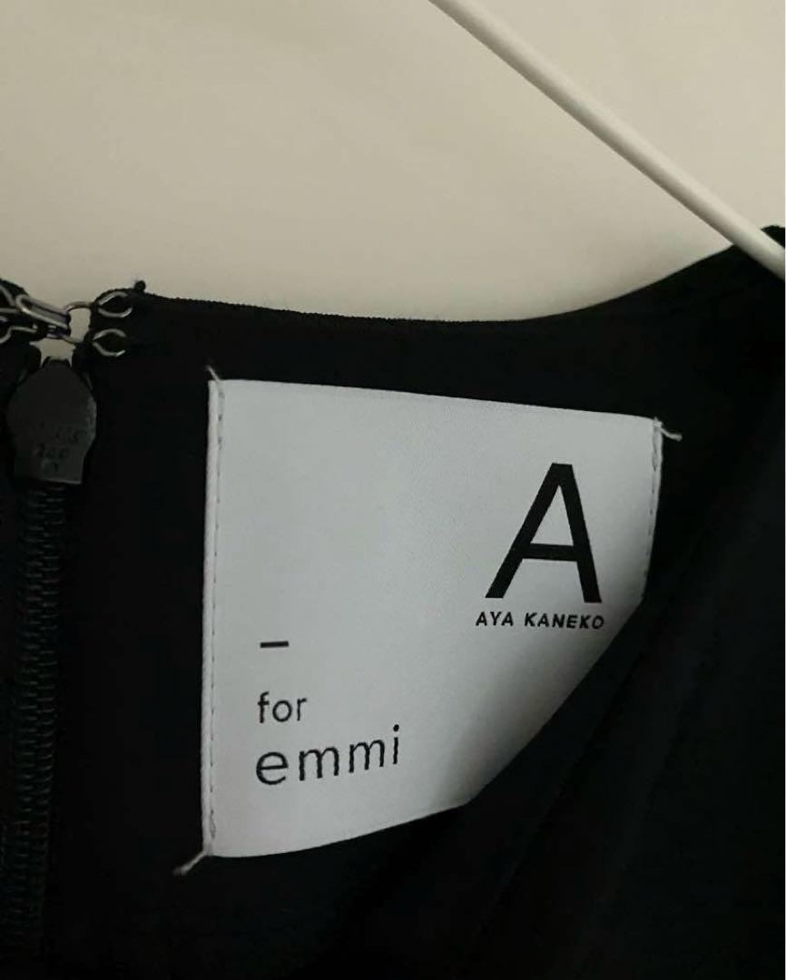 emmi × 金子綾 ダンボールクロップド丈トップス ブラック 画像5