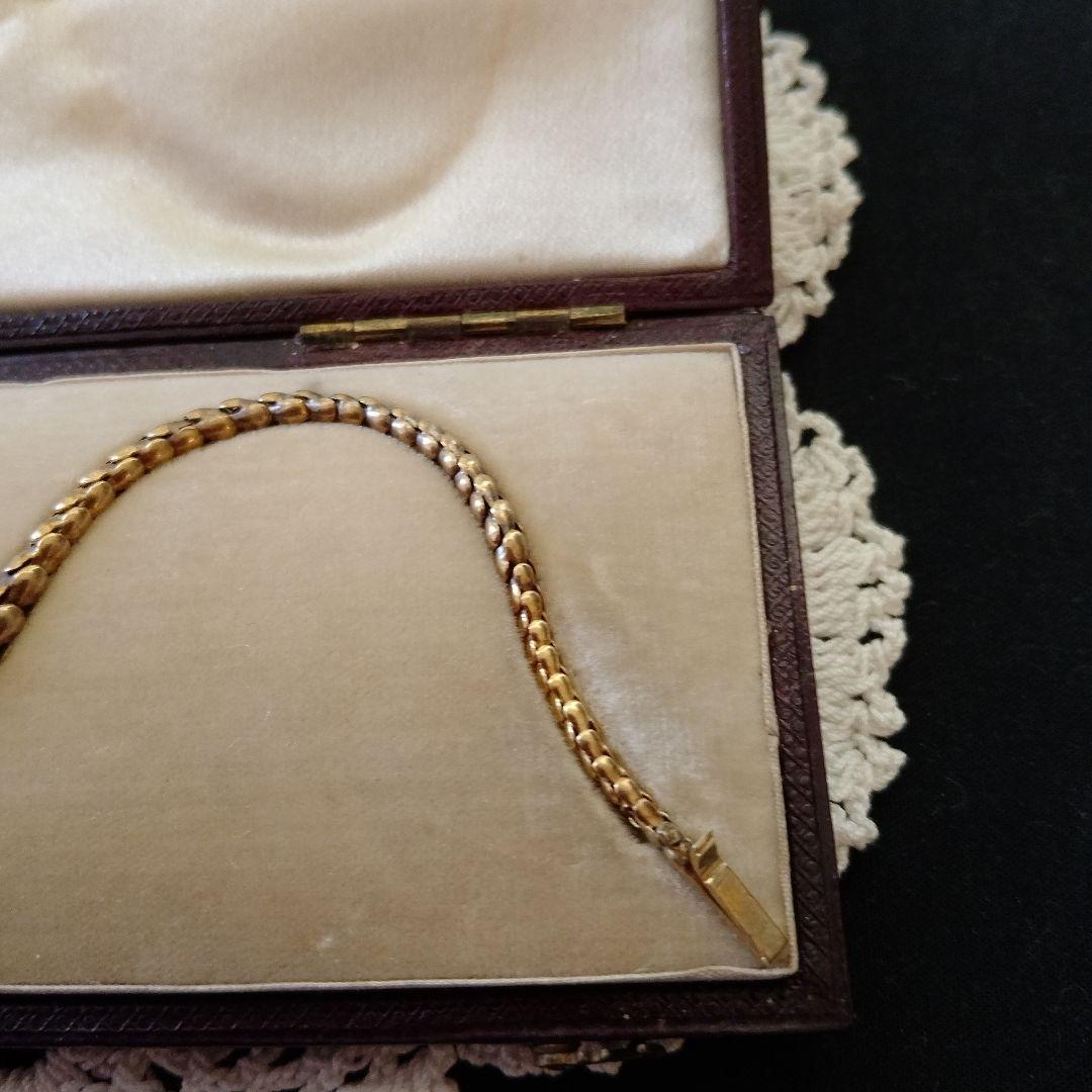 アンティークJewelry コブラが、ガーネットの玉を くわえている構図