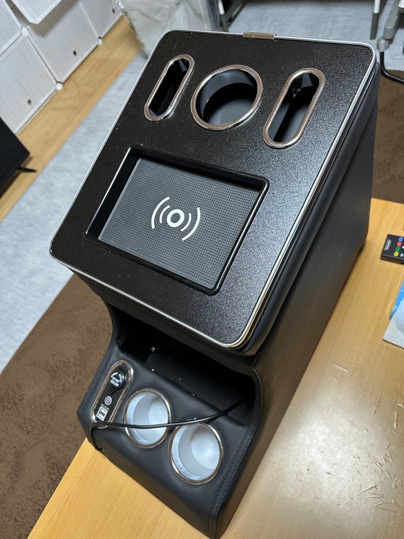 ワイヤレス充電機能付きコンソールボックスMercedes-Benz