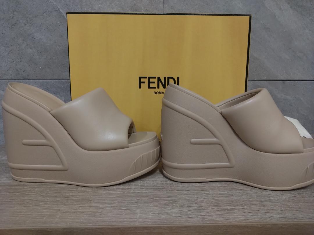 FENDI ベージュ ウェッジサンダル 未使用品