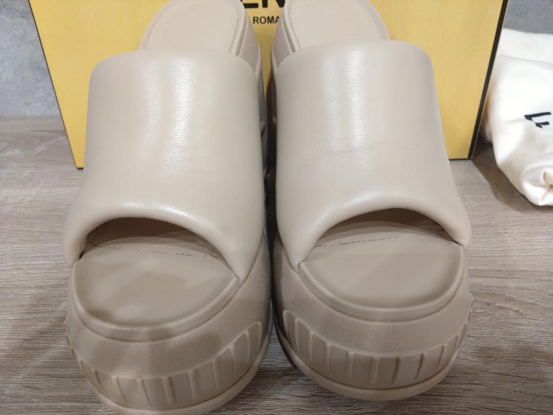 FENDI ベージュ ウェッジサンダル 未使用品