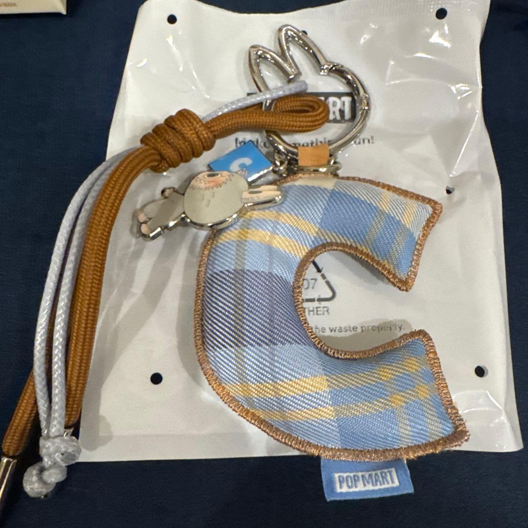 ラブブ LABUBU PIN FOR LOVE イニシャル アルファベット C