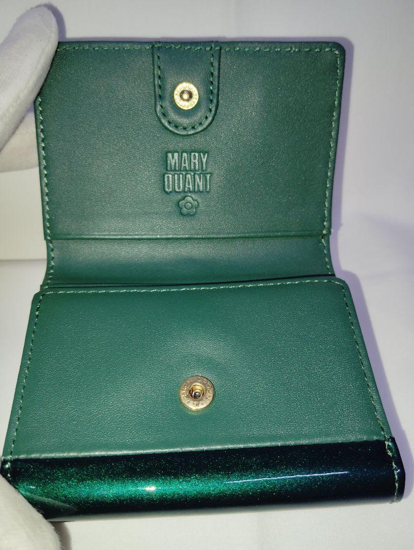 MARY QUANT グリーン エナメルレザー　ミニウォレット　現行品　三つ折り MARY QUANT マリークワント エナメルレザー ミニウォレット