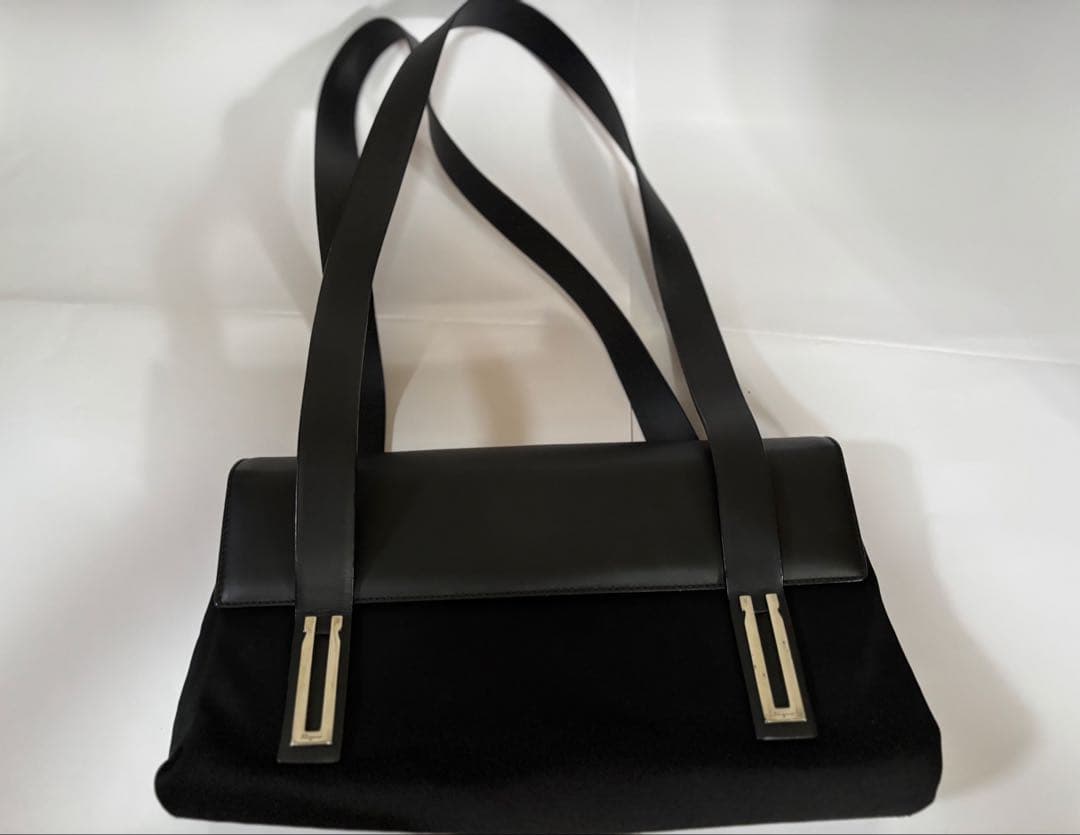 フェラガモ　バック