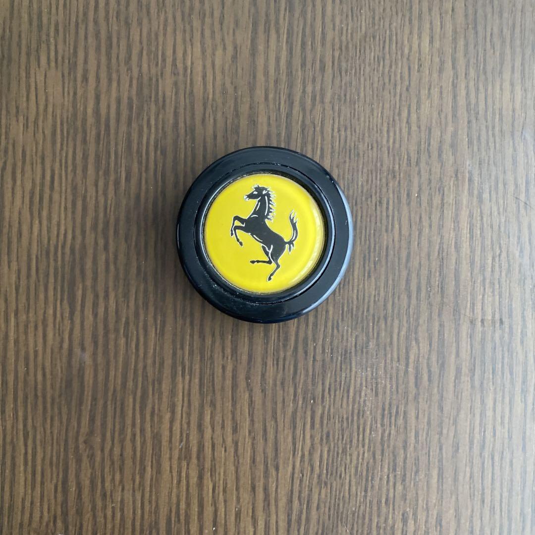 momo INDY ステアリングとホーンボタン