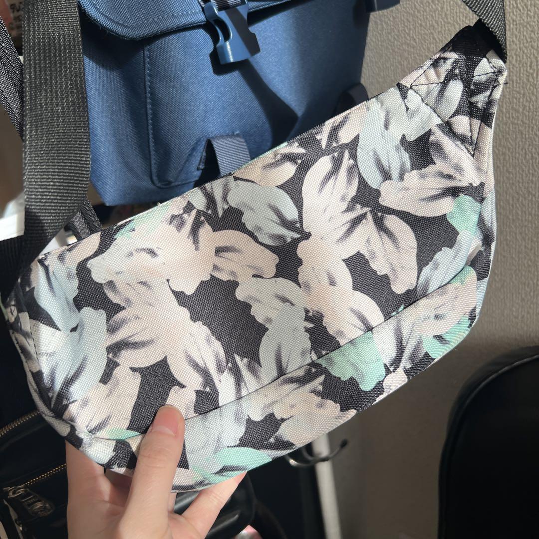 PUMA ボディバッグ フラワーパターン
