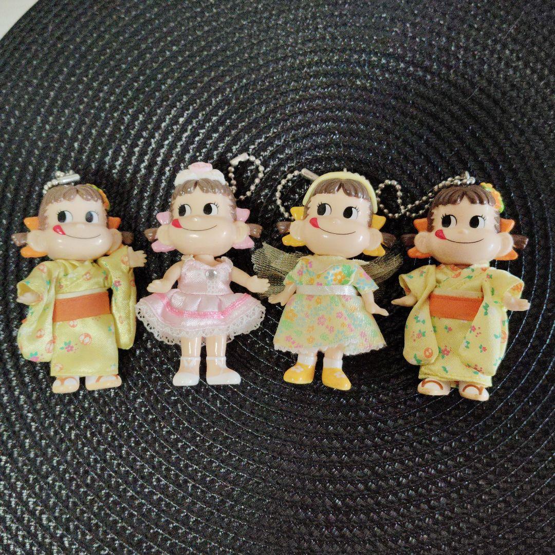 旧コレクションのさまざまなドレスを着たペコ