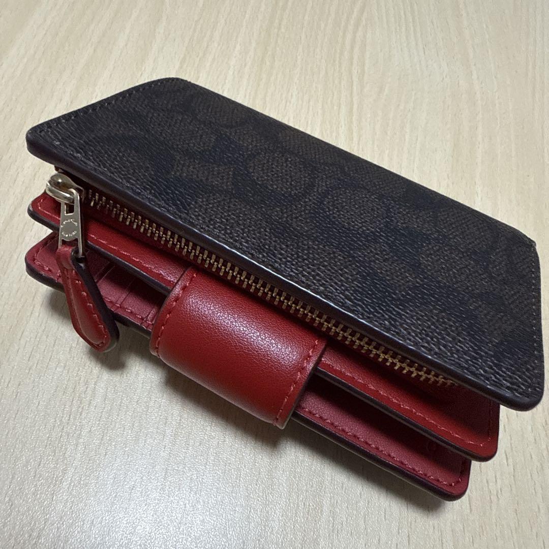 2025年激安 COACH メルカリ - ダークブラウン/レッド 二つ折り財布 小物