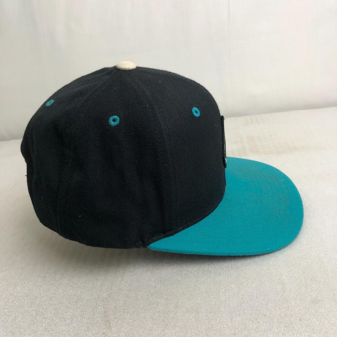 【アメリカ買付品】キャップ　トラッカーキャップ　刺繡ロゴ　ボルコム　VOLCOM