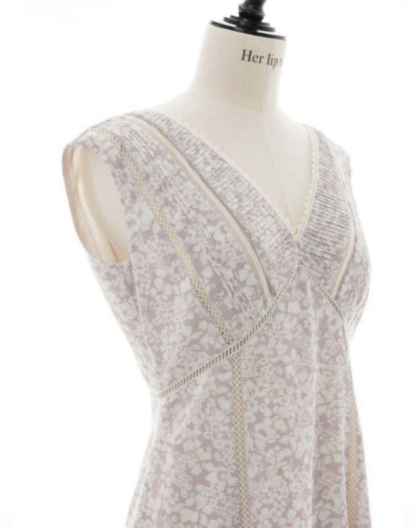新品タグ付きherlipto Lace Trimmed Floral Dress