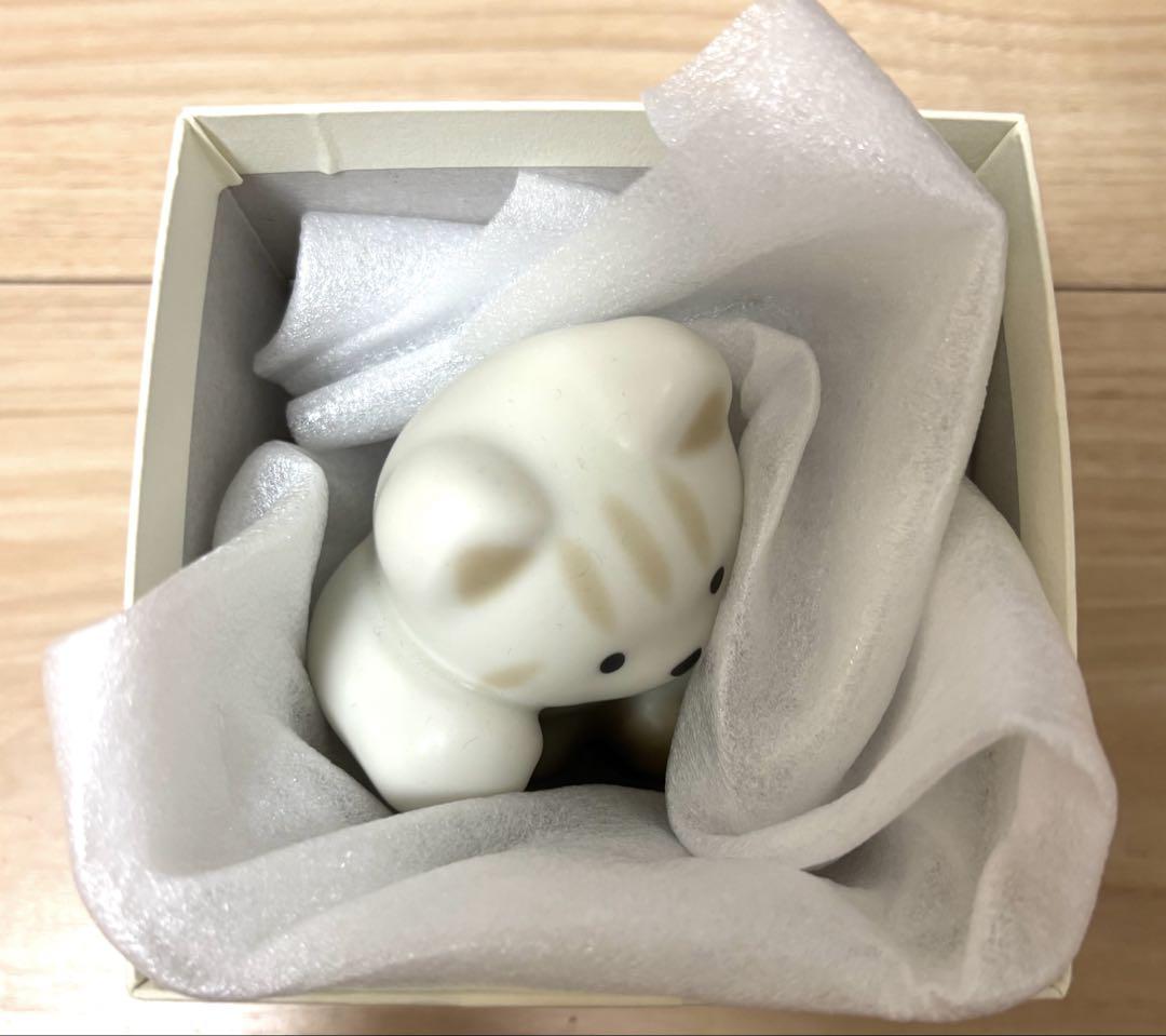 てらおかなつみ 瀬戸焼のねこの置物(茶白) てらおかなつみ 瀬戸焼のねこの置物(茶白) – 中外陶園オンライン